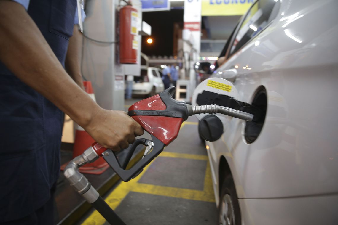  Gasolina fica abaixo dos R$5, depois de quase 2 anos