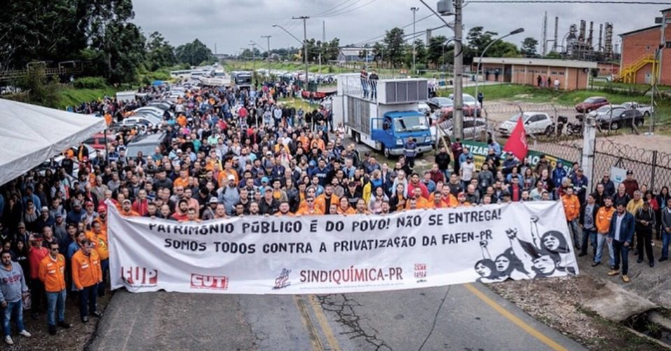  Em greve, petroleiros protestam contra fechamento de fábrica de fertilizantes em Araucária, na RMC,