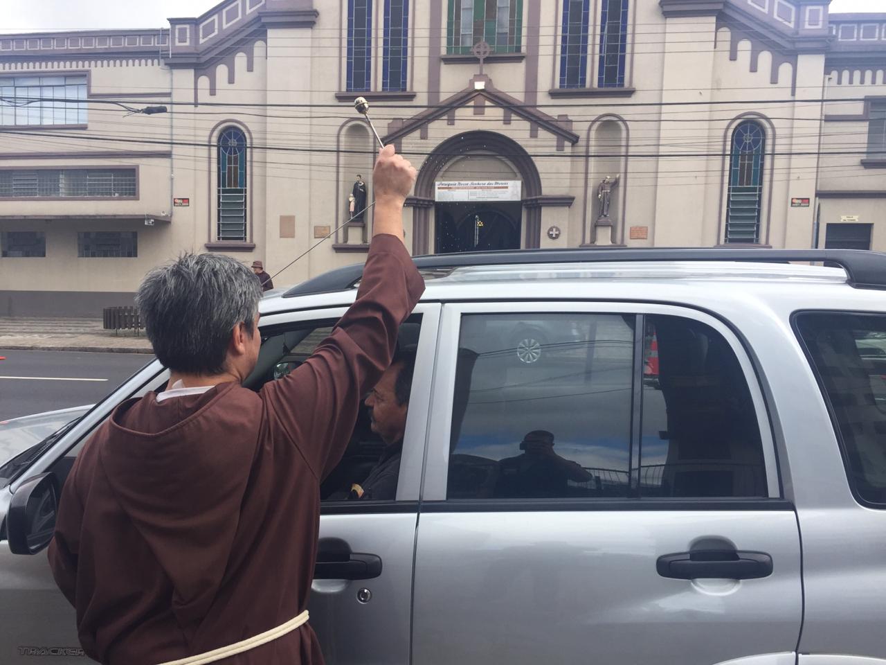  Bênção dos Capuchinhos movimenta trânsito no Mercês