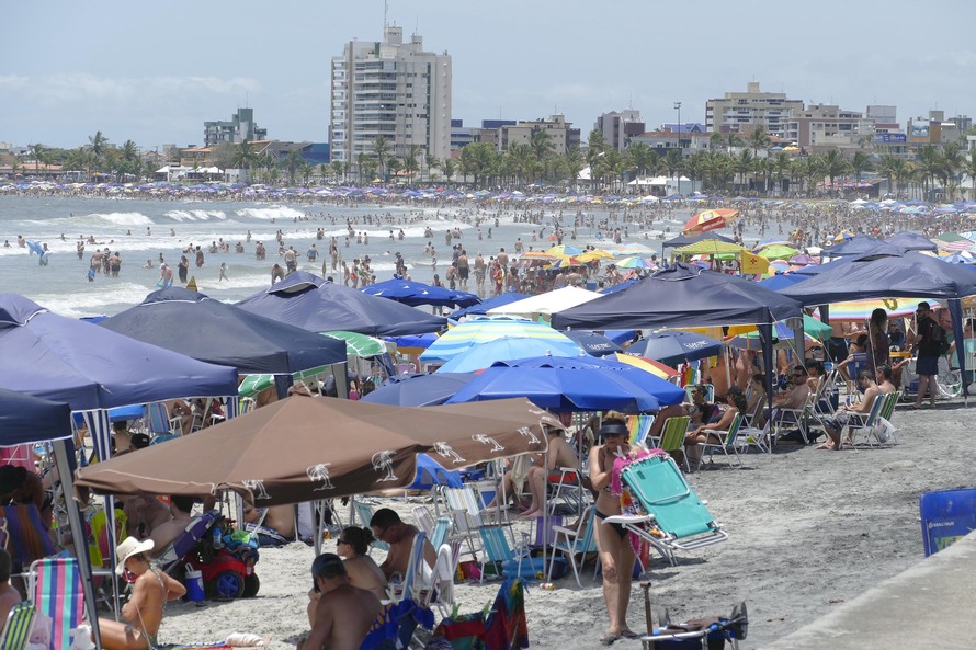  Feriado levou quase 1,5 mi de turistas ao litoral do Paraná, afirma entidade