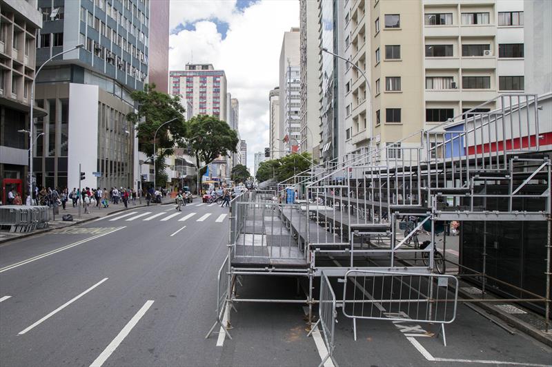  Trânsito de Curitiba tem bloqueios para desmontagem do Carnaval