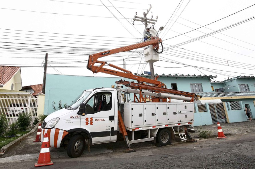  Temporais: 156 mil residências seguem sem energia elétrica no Paraná