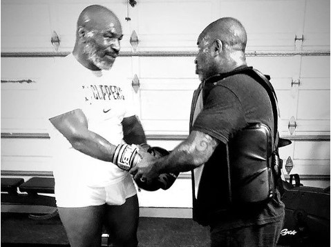  Mike Tyson treina com o curitibano Rafael Cordeiro para voltar aos ringues