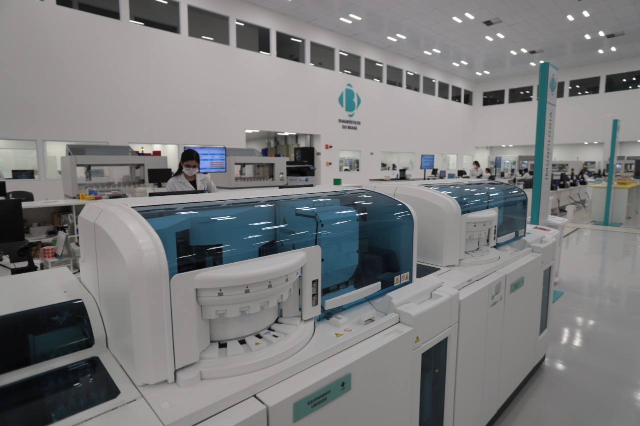 Laboratório paranaense firma parceria com empresa suíça e amplia teste da covid-19 em mais de 5 mil laboratórios brasileiros