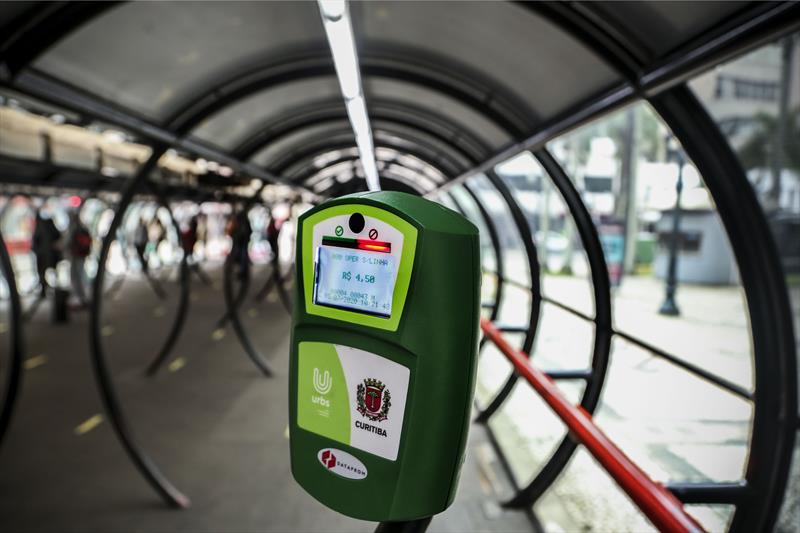  Estações-tubo e ônibus de Curitiba ganham validadores para pagamento com cartões de crédito e débito