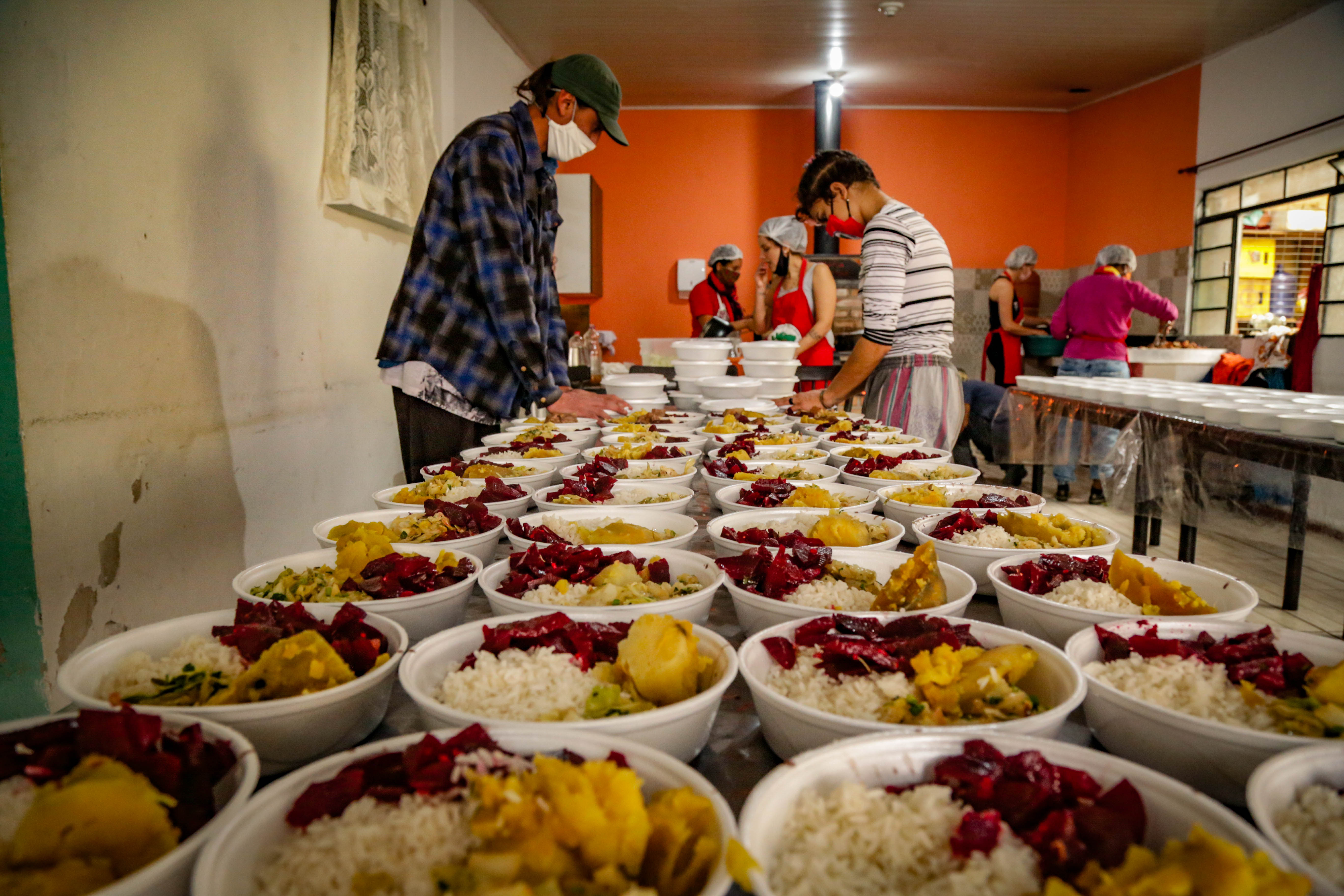  Dia Internacional da Agricultura e do Agricultor Familiar: ação solidária distribui marmitas em Curitiba