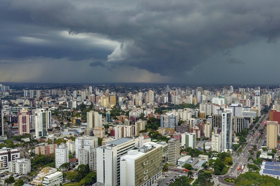 Ciclone extratropical traz frente fria ao Paraná