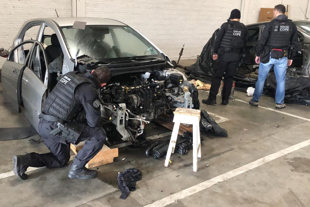  Desmanche com veículos roubados é localizado em SJP