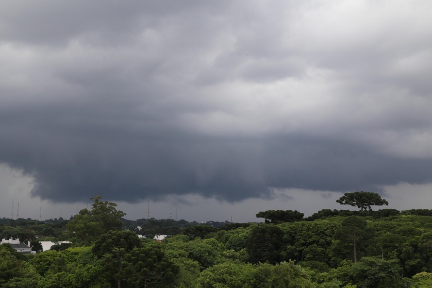  Chuva que atinge Curitiba desde domingo ainda não é suficiente para amenizar déficit hídrico