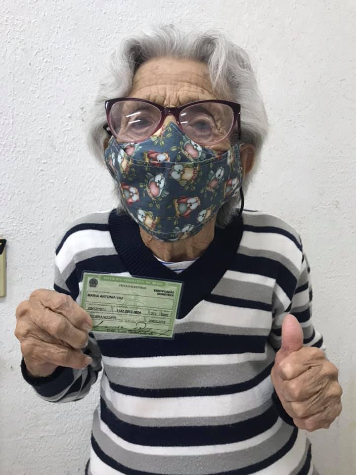  Eleitora de 108 anos enfrenta fila para garantir voto em Pato Branco-PR