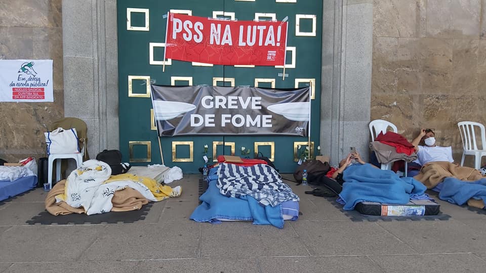  Servidores da educação entram no quinto dia de greve de fome em Curitiba