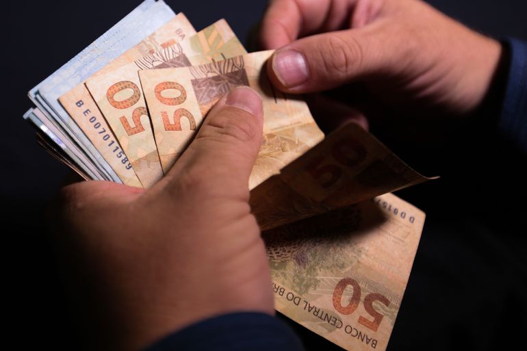  37% dos paranaenses usaram o 13º salário para pagar dívidas