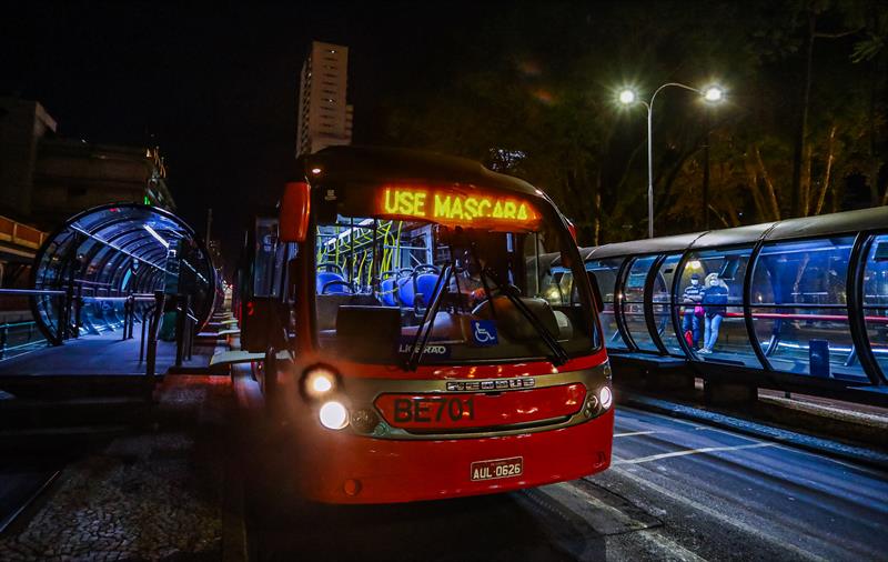  Apesar da frota normal, passageiros registram aglomerações em ônibus