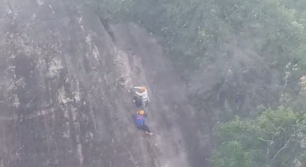  Montanhista é resgatado depois de cair de altura de 15 metros durante escalada em morro de Guaratuba