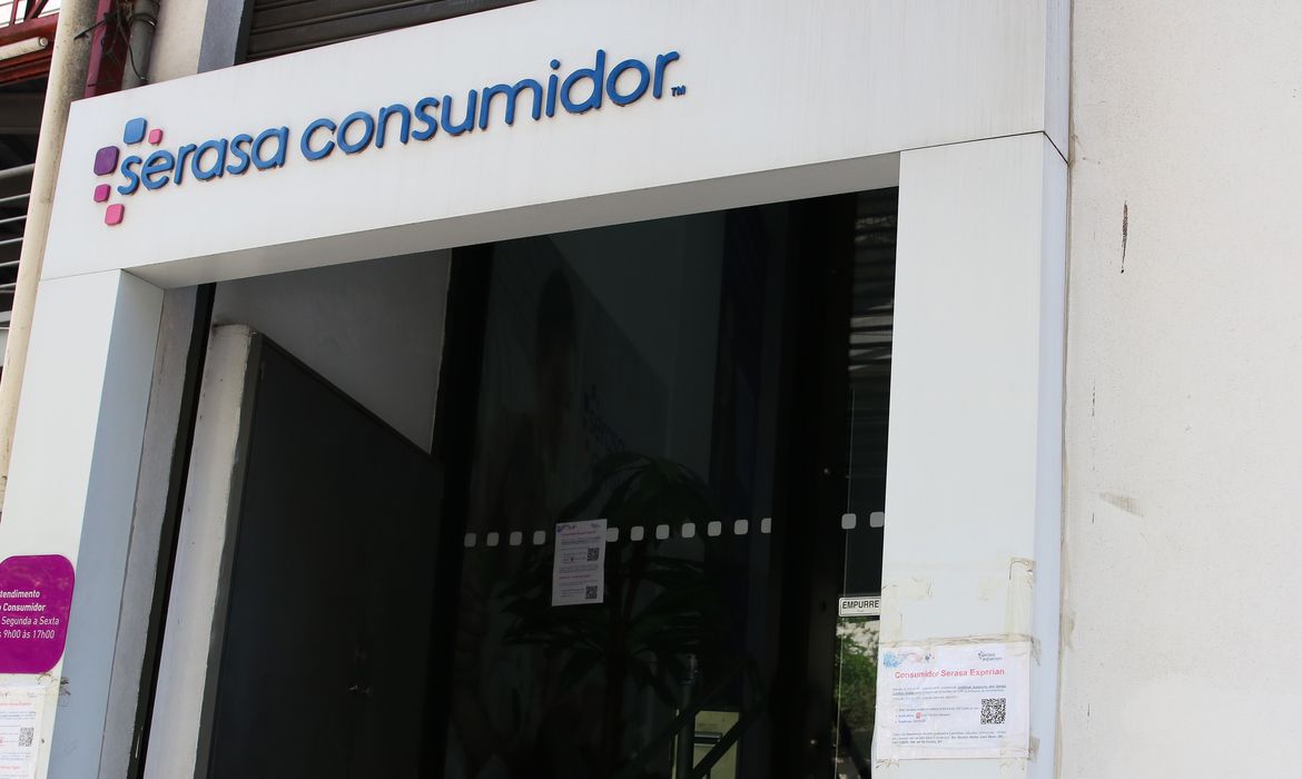 Procura por crédito cai 33% no Paraná