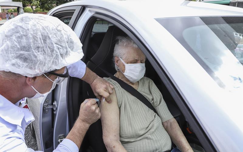  Curitiba abre terceiro drive-thru para vacinar idosos acima de 90 anos