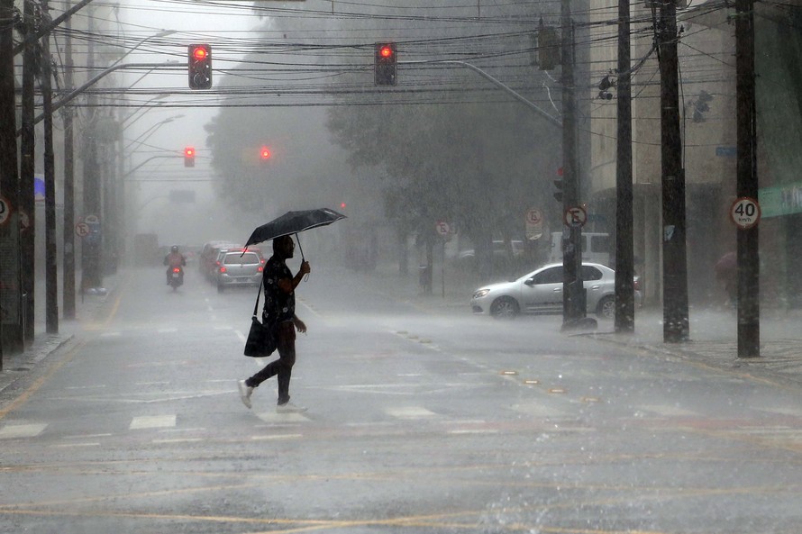  Chuva, com fortes raios, atinge várias cidades paranaenses