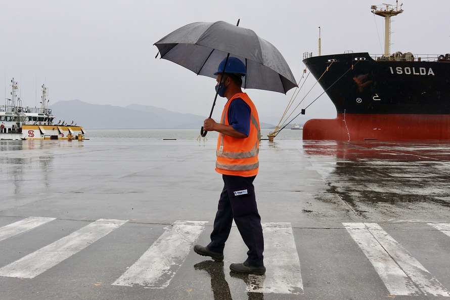  Chuvas provocam paralisação em parte das operações portuárias de Paranaguá