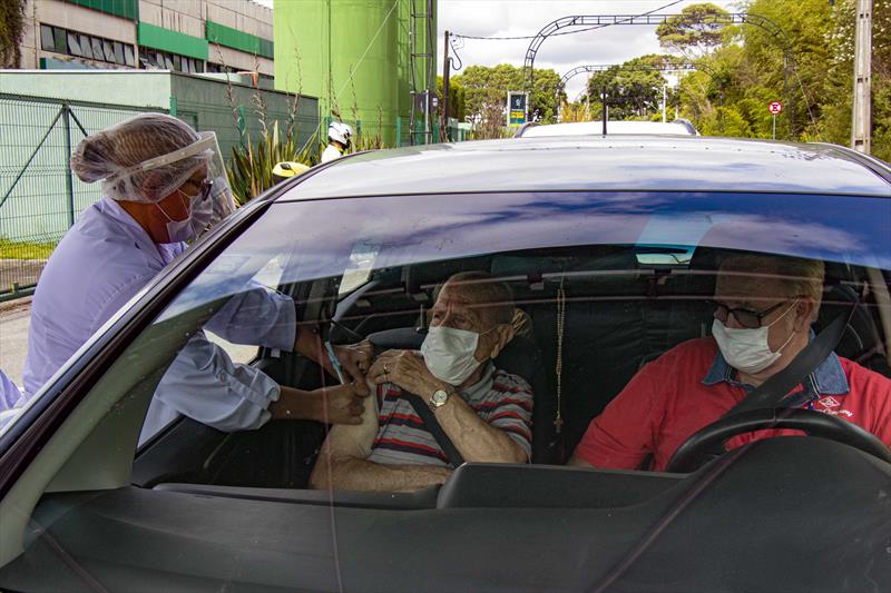  Vacinação para idosos com 77 anos começa nesta terça-feira em Curitiba