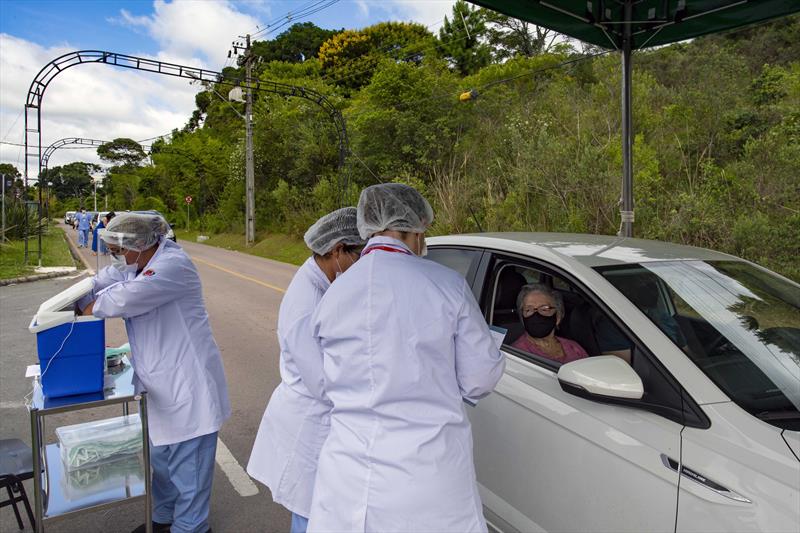  Com mais 2,4 milhões de doses, Saúde espera concluir vacinação de paranaenses acima dos 60 anos