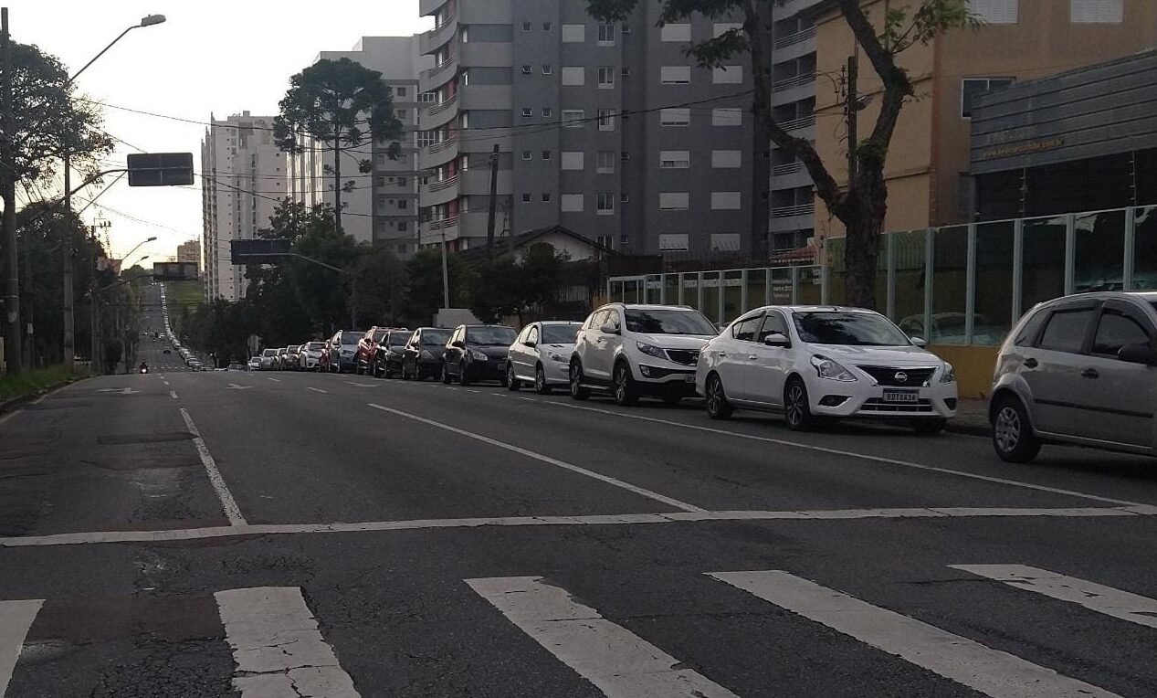  Com filas desde antes das 7h, Curitiba vacina idosos a partir de 70 anos neste domingo (28)