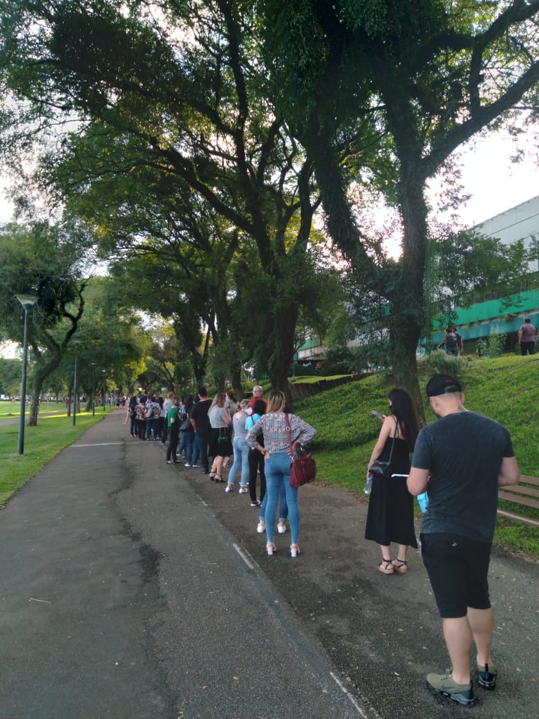  Espera por vacina contra a Covid-19 no Parque Barigui chega a quase 5 horas