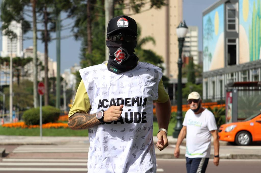  Correndo por 101 horas ao redor do prédio da Prefeitura de Curitiba, manifestantes pedem a reabertura das academias