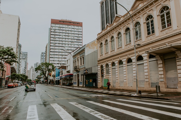  Curitiba segue em bandeira vermelha até 05/04 e libera construção civil e atendimento do comércio por drive-thru e delivery