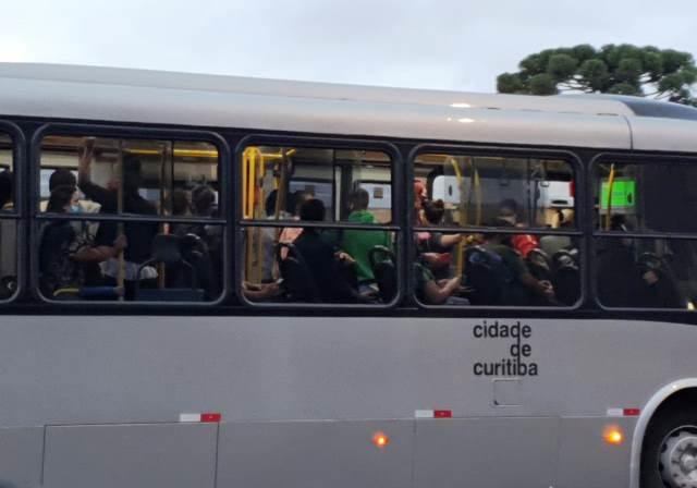  Com covid em alta, lotação dos ônibus em Curitiba preocupa passageiros e entidades