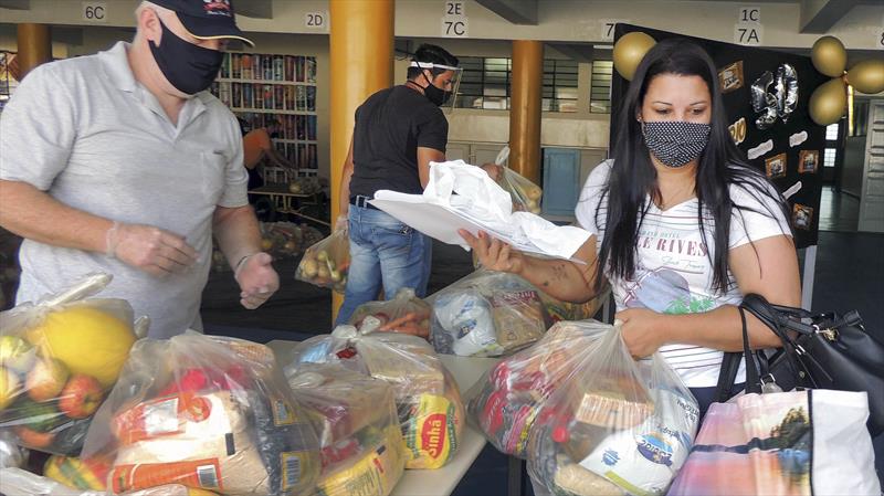  Escolas estaduais distribuem kits de alimentos para famílias de estudantes mais vulneráveis nesta quarta-feira