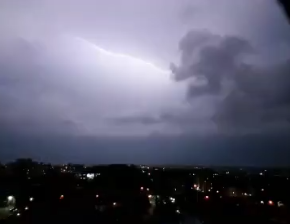  Curitiba registra temporal com granizo, raios e trovões