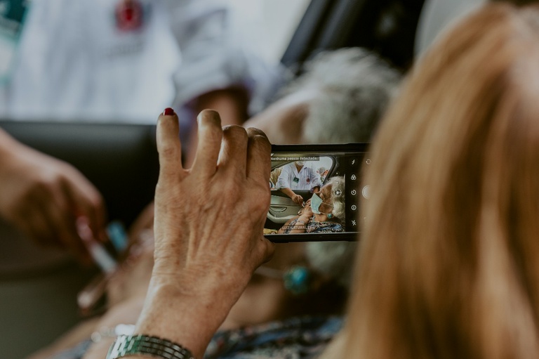  Curitiba: Novas doses avançam calendário de vacinação contra Covid-19. Pessoas com 66 anos serão imunizadas na segunda(12)