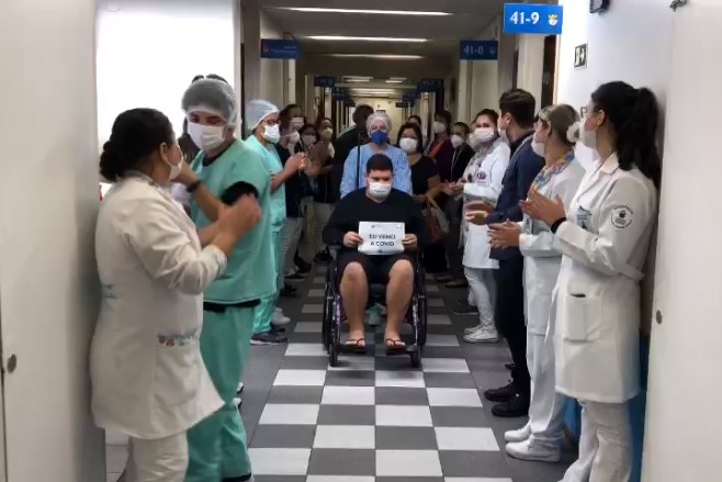  Em vídeo, Hospital Pequeno Príncipe comemora alta de adolescente internado com Covid-19
