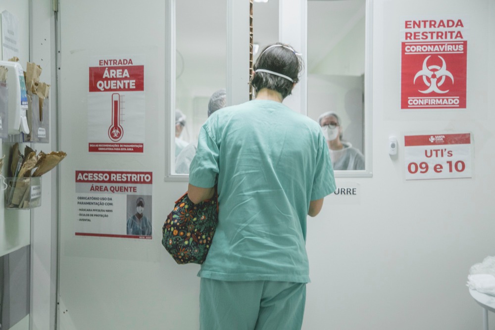  De um dia para o outro, cerca de 100 pacientes entram na fila de espera para tratar a covid-19, no Paraná