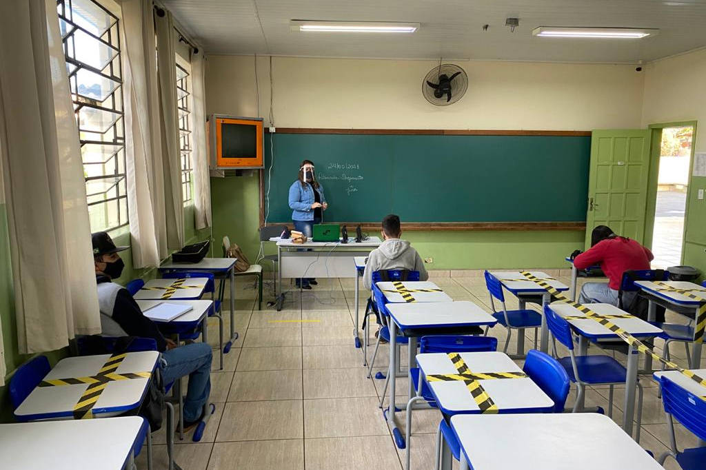  Escolas do PR acumulam mais de 100 alunos com teste positivo para Covid-19