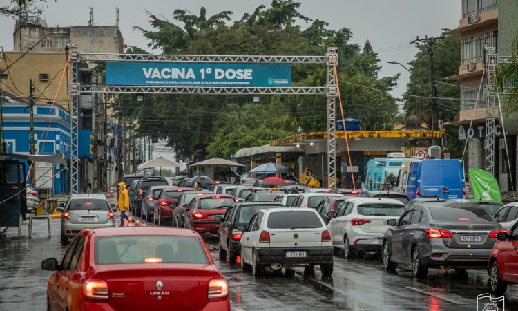  Paranaguá começa a vacinar profissionais da educação com 35 anos