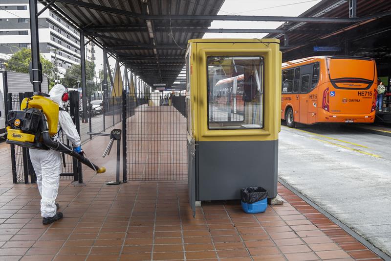  Ônibus, terminais e pontos de parada de Curitiba têm nova rodada de sanitização