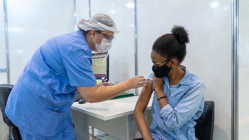  Mais de 700 mil pessoas tomaram a primeira dose da vacina contra covid-19 em Curitiba