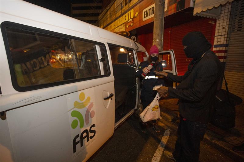  Com previsão de frio intenso, FAS reforça atendimento nas ruas de Curitiba