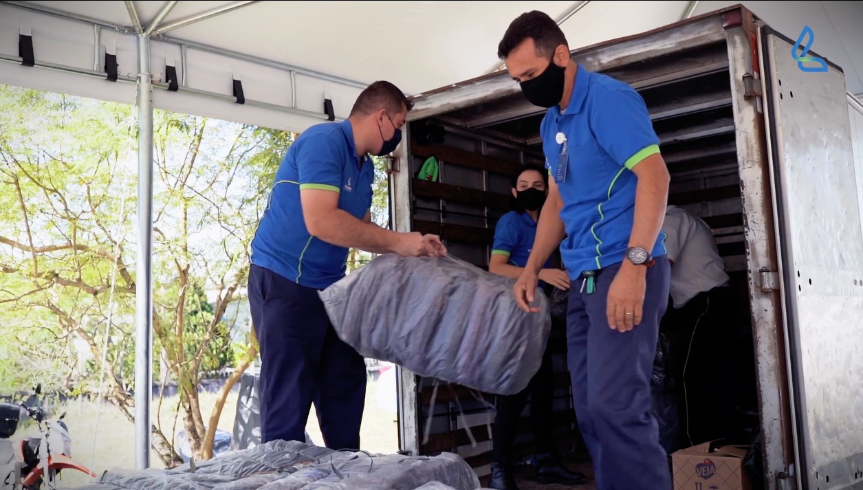  Ação transforma 850kg de uniformes antigos em cobertores para doação