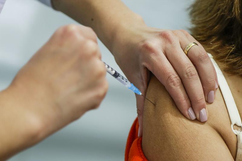  51% dos profissionais de educação já foram imunizados no Paraná