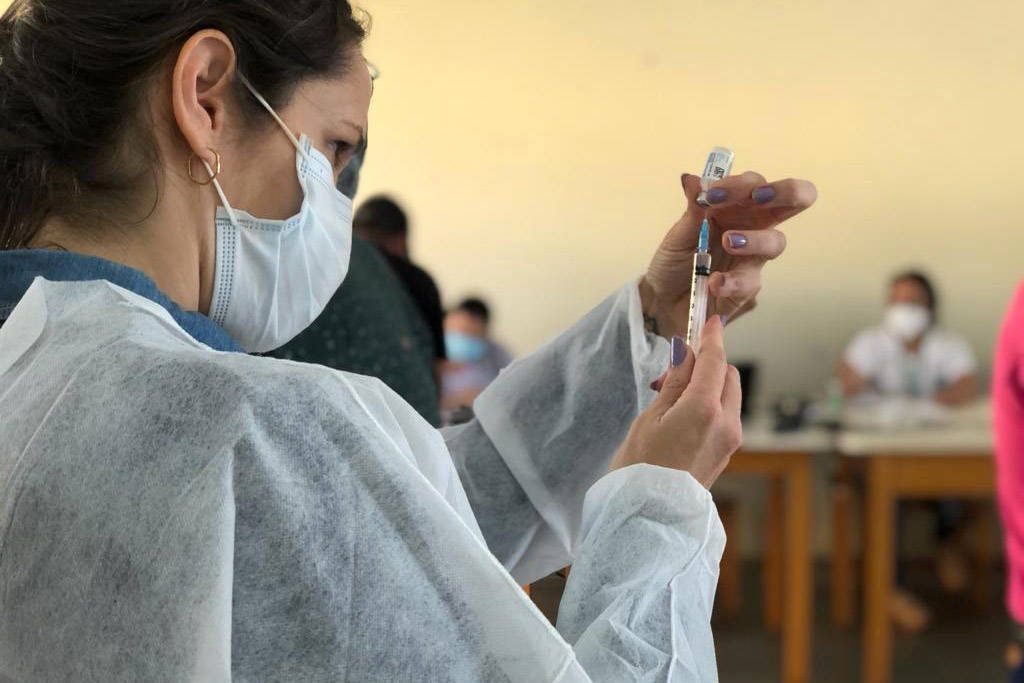 62% da população paranaense recebeu pelo menos uma dose da vacina contra Covid-19
