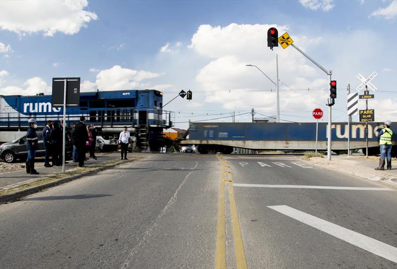  Curitiba testa sensores automáticos em cruzamento de linha férrea
