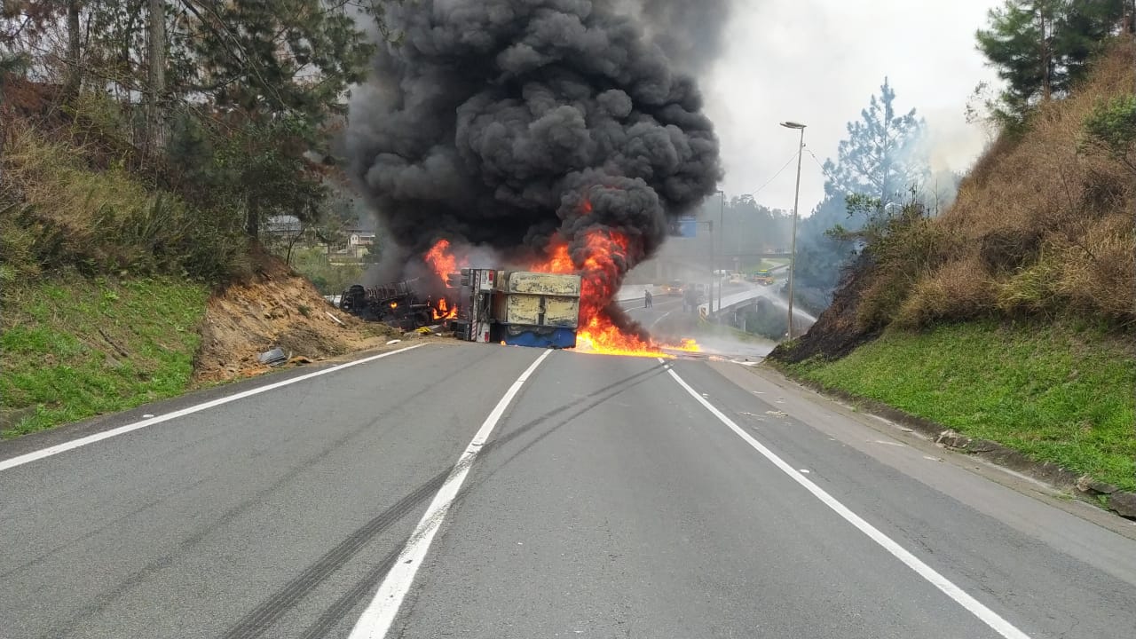  Caminhão em chamas interdita por quase 4 horas a rodovia BR-116 em Campina Grande do Sul