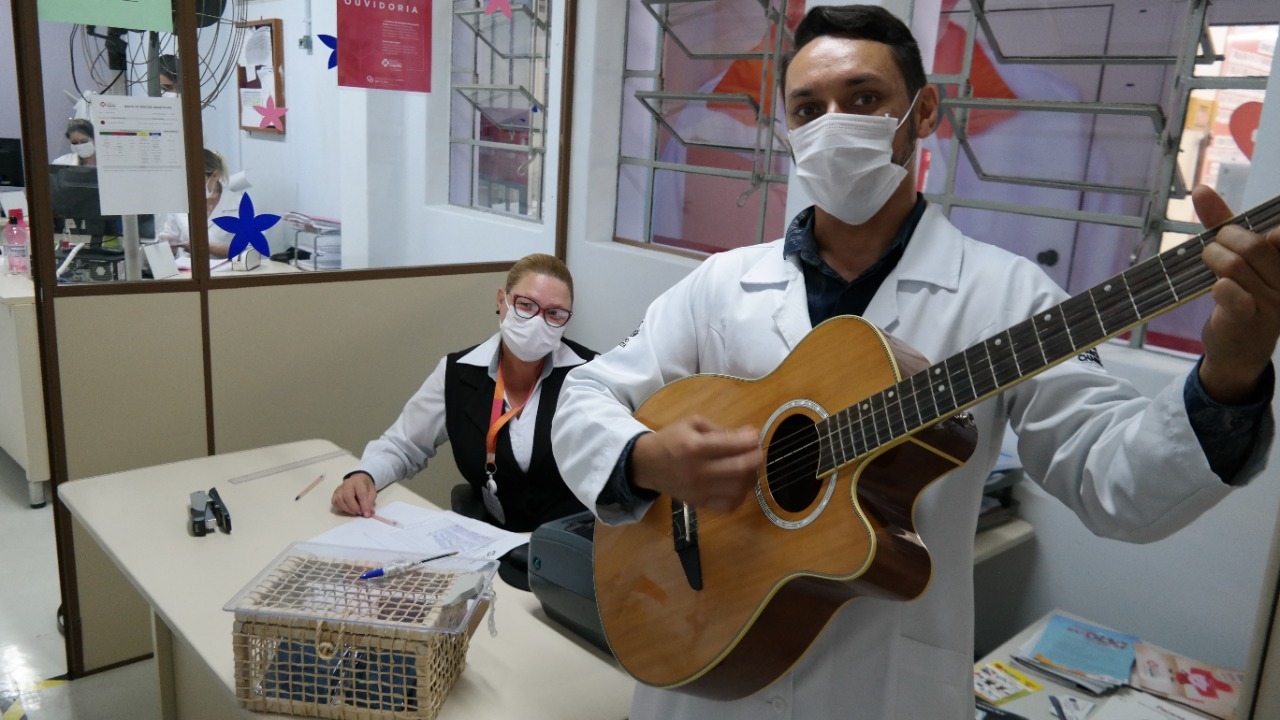  Livro aborda impacto de música em hospitais na recuperação de pacientes