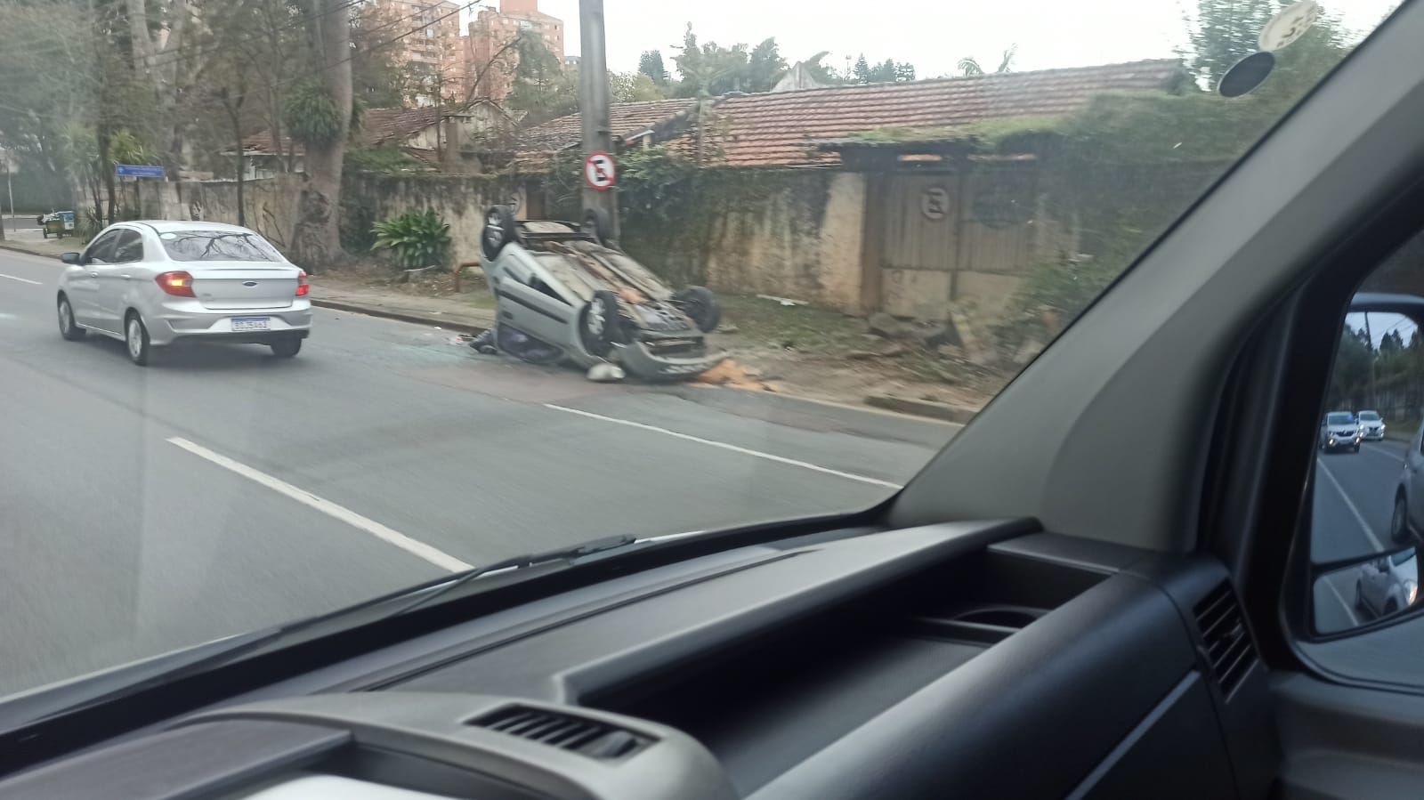  Capotamento de carro no Cabral interdita uma das pistas em via rápida sentido bairro Centro