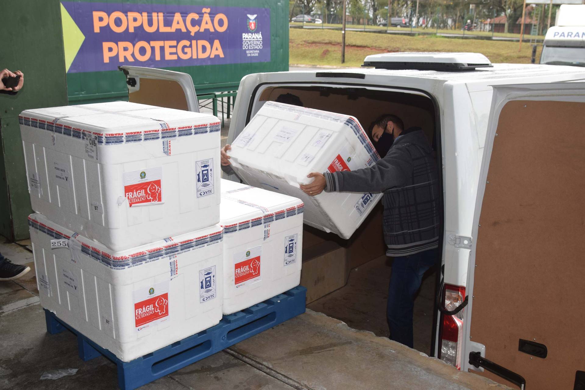  Paraná recebe duas novas remessas de vacina, nesta segunda-feira (16)