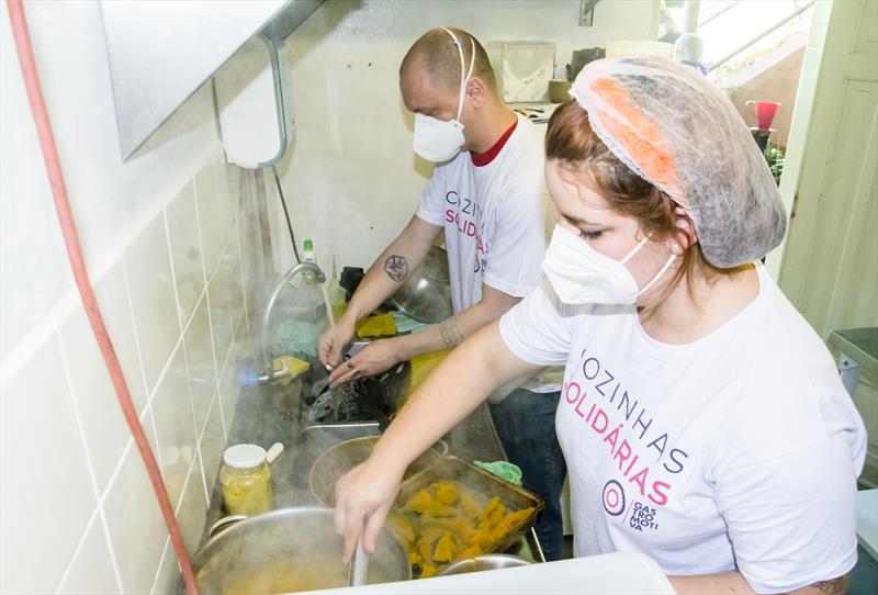 Projeto social serve 3 mil refeições saudáveis no Mesa Solidária de Curitiba