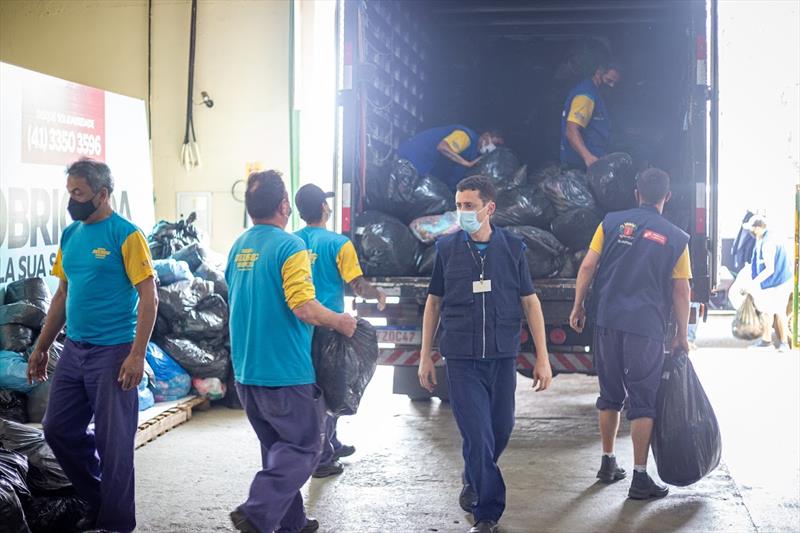  Curitiba doa 15 mil peças de roupas para o Haiti