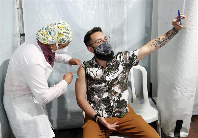  Sábado de vacinação no Tatuquara vai ter show de rap e grafite